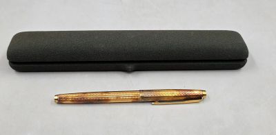 un gros plan d'un stylo et d'un étui posés sur une table