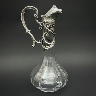 un pichet ancien en verre plaqué argent sur fond noir