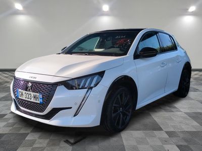 une voiture blanche est garée dans une pièce au sol à carreaux