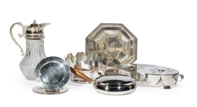 beaucoup d'objets argentés sur une surface blanche