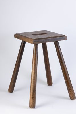 TRAVAIL BRUTALISTE Tabouret quadripode à assise carrée échan…