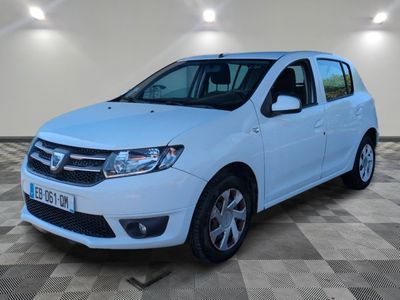 la photo d'une voiture blanche garée dans un garage