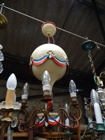Amusant lustre figurant une montgolfière, quatre bras de lumière