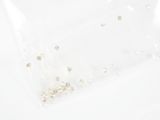 un sac transparent contenant un bouquet de petites fleurs blanches