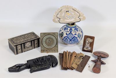 un grand nombre d'objets posés sur une table