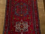 un tapis de couloir oriental posé sur un parquet dans une pièce