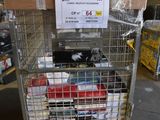 un chariot métallique contenant de nombreux articles dans un entrepôt