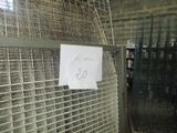 un bout de papier collé avec du ruban adhésif sur le côté d'une clôture en fil de fer