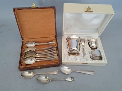 beaucoup d'argenterie dans une boîte sur une table