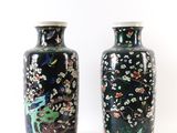 paire de vases asiatiques ornés de fleurs et d'oiseaux