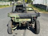 un vieux véhicule militaire garé sur le bord de la route