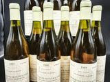 six bouteilles de vin sont alignées sur une table