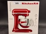 emballage d'un robot pâtissier KitchenAid rouge posé sur une table