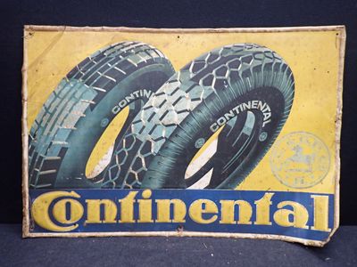 Une ancienne enseigne « Continental Tires » est représentée sur un fond noir