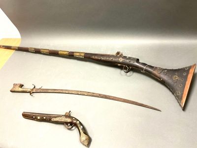 AFRIQUE DU NORD, Ensemble comprenant un important fusil Mouk…