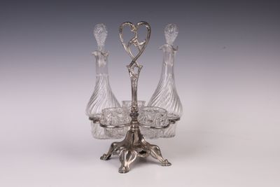 une image représentant un plateau en argent sur lequel sont posés trois vases en cristal