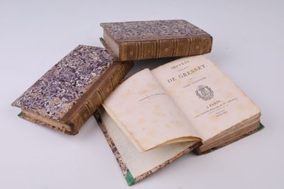 plusieurs vieux livres sont empilés sur une table