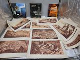 beaucoup de livres sur la table, avec des images dessus