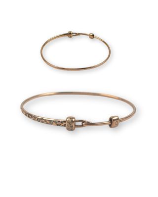 une paire de bracelets en or ornés de petites pierres