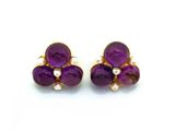 deux paires de boucles d'oreilles en améthorate et perles sur fond blanc