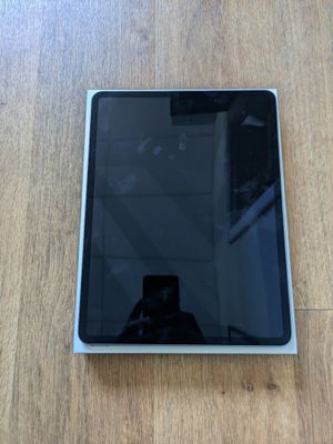 une photo d'une tablette posée sur une table en bois