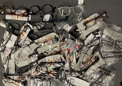 les nombreuses paires de lunettes qui se trouvent sur la table