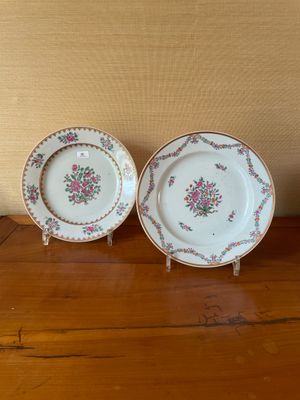 deux assiettes ornées de motifs floraux, posées sur une table en bois