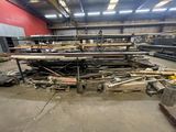 un gros tas de tuyaux dans un entrepôt