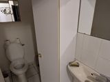 une salle de bains équipée de toilettes, d'un lavabo et d'un miroir
