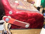 un accordéon rouge posé sur une table