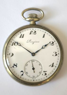 gros plan d'une montre de poche sur une surface blanche