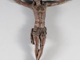 un gros plan sur la statue d'une personne sur une croix