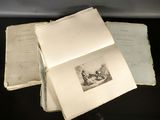 plusieurs vieux livres sont empilés sur une table
