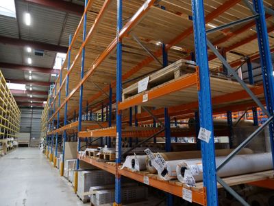 de nombreuses étagères dans l'entrepôt, sur lesquelles sont posés des rouleaux de papier