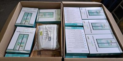 plusieurs boîtes d'appareils électroniques sont empilées les unes sur les autres