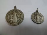 deux médailles en argent représentant saint Benoît et saint Benoît
