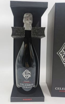 une bouteille de champagne dans un coffret noir