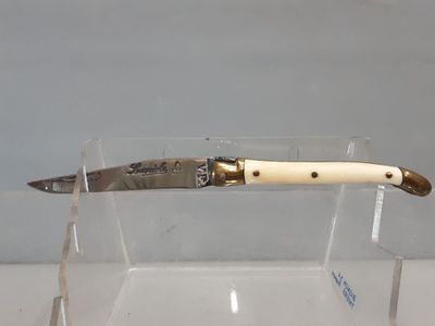 un couteau exposé dans une boîte transparente