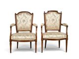 paire de fauteuils en noyer de style Louis XVI