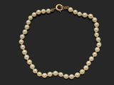un collier de perles de culture et de diamants