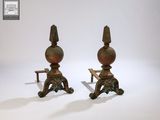 paire de bougeoirs anciens en bronze sur des socles en fonte