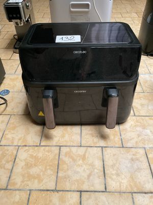 une valise posée par terre dans la cuisine
