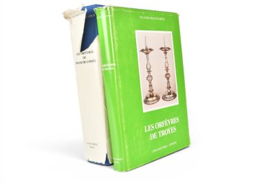 deux livres posés l'un sur l'autre devant un fond blanc