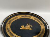 deux plateaux noirs et dorés posés sur une table blanche