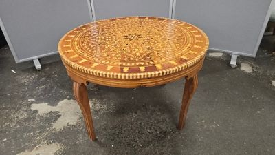 une table ornée d'un motif, placée au milieu d'une pièce