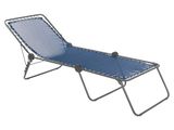 La chaise longue est bleue et possède une structure en métal recouverte d'un revêtement bleu.