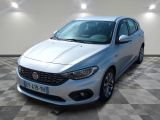La nouvelle Fiat est garée sur un sol à damier.
