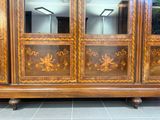 une grande armoire en bois surmontée d'un miroir