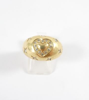 un gros plan d'une bague en or ornée d'un cœur