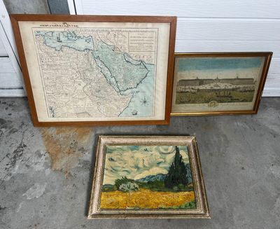 Deux cartes encadrées et une photo d'un champ de blé sont posées par terre